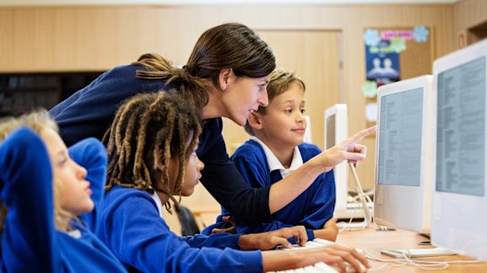 Top-performing NSW public school teachers will receive salaries of up to $152,000 under a Coalition election pledge. 