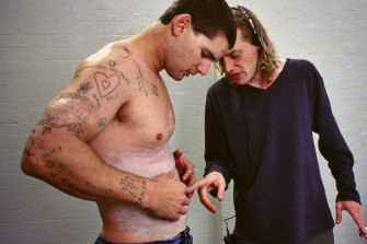 Director Andrew Dominik with Eric Bana on the set of Chopper.