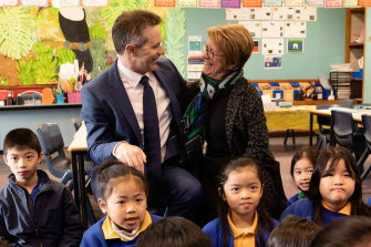 New federal Education Minister Jason Clare returned to his old stomping ground, Cabramatta Public School, on Friday and paid a visit to his former teacher Cathy Fry and her grade 2 class.