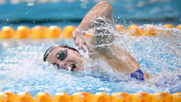 Ariarne Titmus gets through her work in the 400m freestyle. 