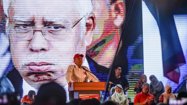 An unflattering image of Prime Minister Najib Razak behind his rival candidate for Malaysia's election, Mahathir Mohamad.
