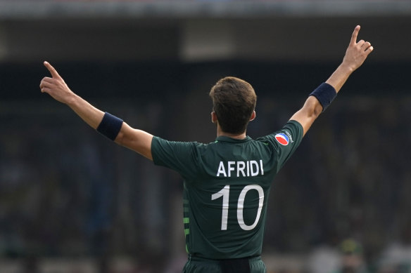 Shahid Afridi ha preso i wicket nei balli successivi mentre l'Australia ha subito una sorta di collasso.