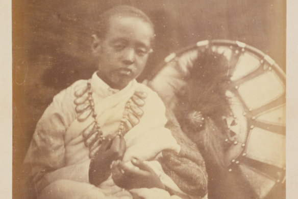 Prens Dejatch Alemayehu, Kraliçe Victoria'nın vesayeti altına girdi.