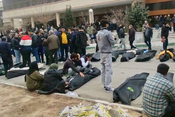 O vídeo que circula nas redes sociais supostamente mostra imagens de um necrotério com dezenas de corpos e pessoas em luto após a repressão nos arredores da capital do Irã, Teerã.