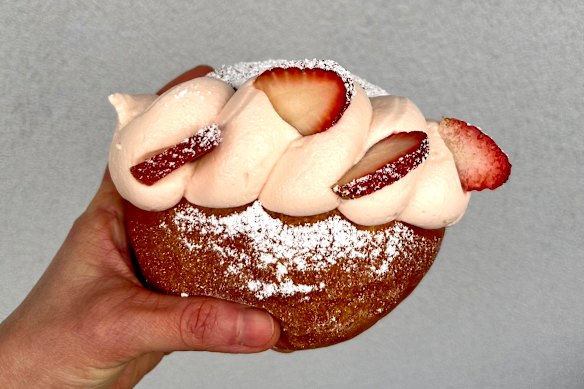 Strawberry maritozzo at Luna.