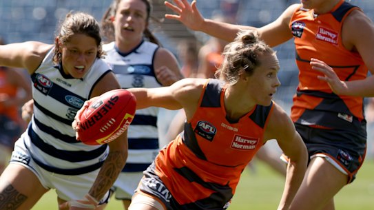 Elle Bennetts of the Giants in action.