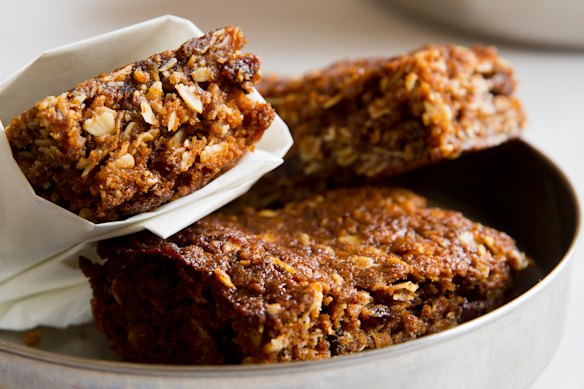 recipes Frank Camorra's apricot and molasses muesli slice.