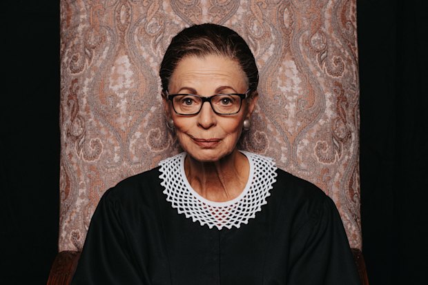 Retornando para mais apresentações: Heather Mitchell como a falecida juíza da Suprema Corte dos EUA, Ruth Bader Ginsburg, em RBG: Of One Many.