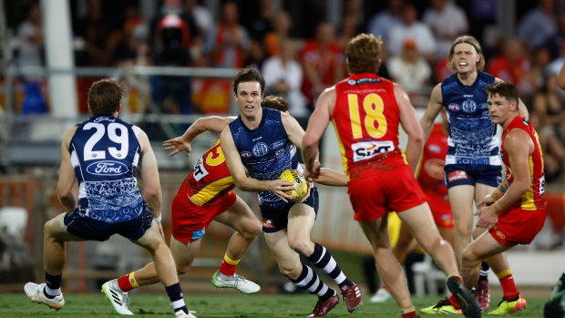 AFL 2024 round 10 LIVE updates: Suns start to pull away against Cats in hot conditions in Darwin