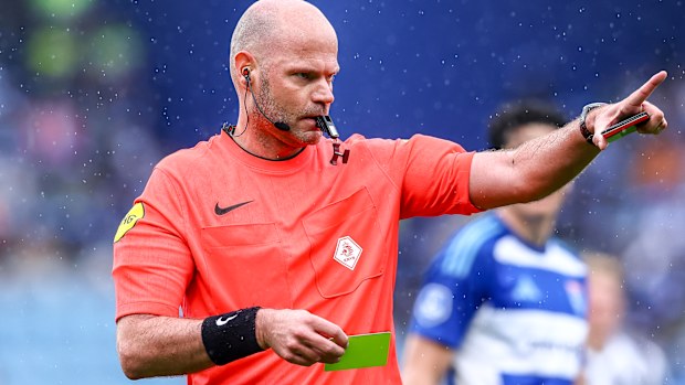 Referee Rob Dieperink.