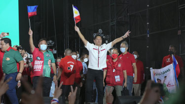 Ferdinand Marcos jnr, Cumartesi gecesi Manila Körfezi'ndeki son kampanya mitinginde sahnede dans ediyor.