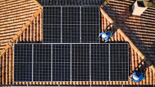 Os sistemas solares e de bateria podem reduzir drasticamente as contas de energia dos consumidores.
