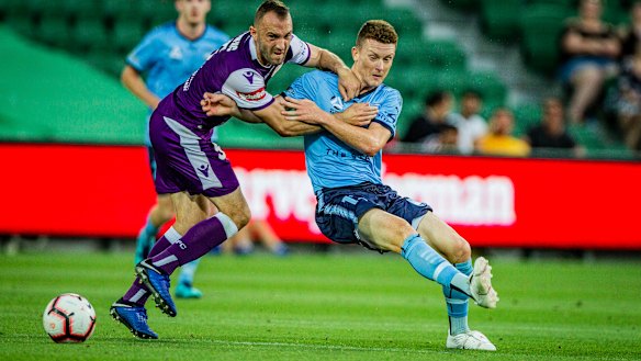 On the move?: Brandon O'Neill, right, wrestles with Perth Glory defender Ivan Franjic.