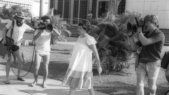 Surrounded by the media, Lindy Chamberlain leaves the court.