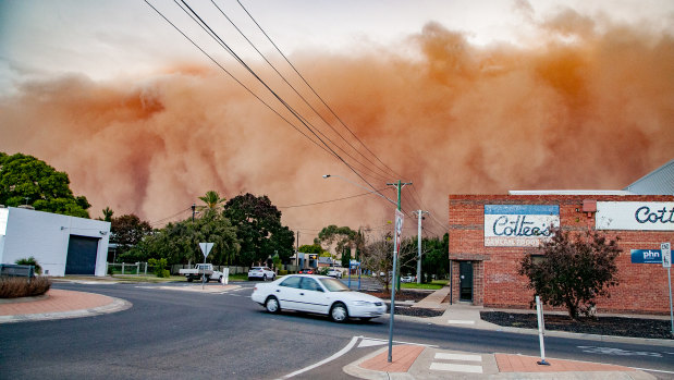 A dust storm hits Mildura in May 2019.