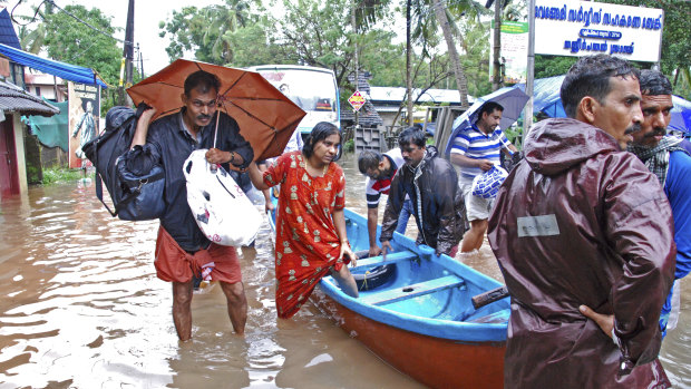 Flood victims are evacuated. 