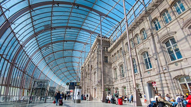 Gare de Strasbourg, one of France’s busiest train stations, is encased in an ingenious glass bubble-like roof. 