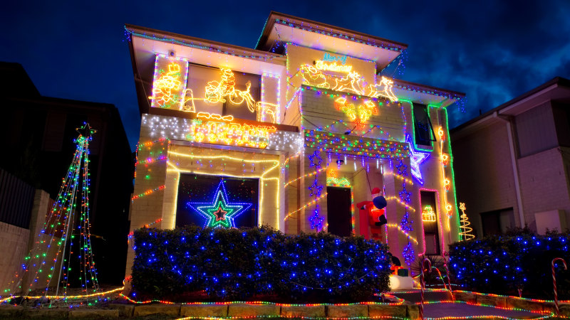 Should home sellers ‘Deck the Halls’ when listing at Christmas?