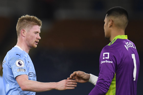 Manchester City's Kevin de Bruyne (left) shakes hands with Fulham's goalkeeper Alphonse Areola.