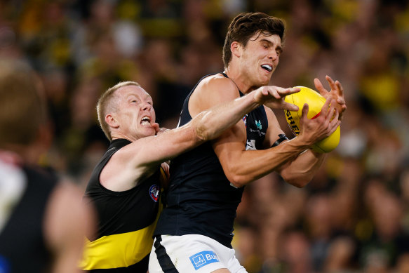 Lewis Young takes a mark in front of Jack Riewoldt.