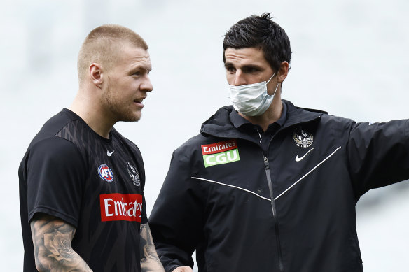 Scott Pendlebury, right, gives some instructions to Jordan De Goey in the pre-match.