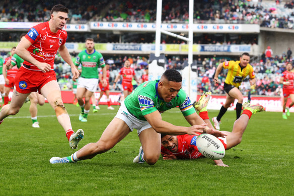 Albert Hopoate scores just after half-time during Canberra’s narrow win over the Dragons.