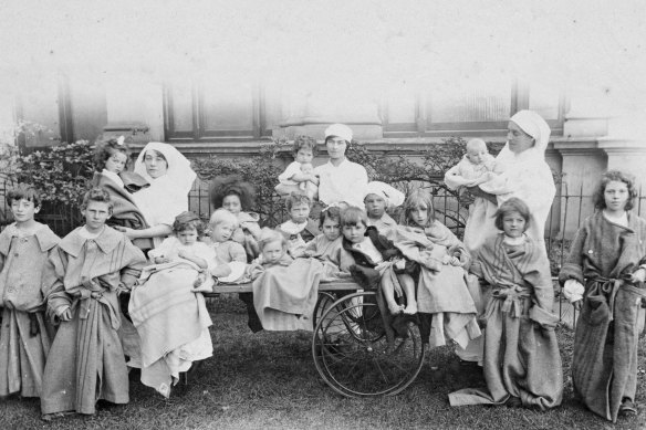 Nurses and patients outside the Royal Exhibition Building during the pandemic of 1918-19.