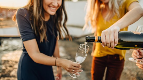 Sparkling wine with friends