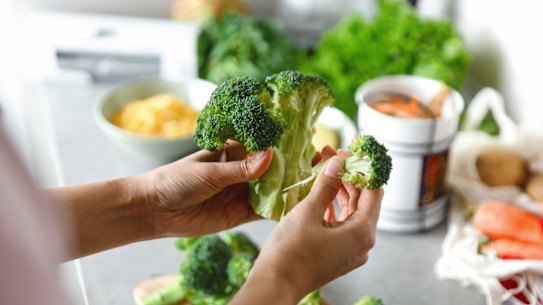 Cruciferous vegetables like broccoli are rich sources of isothiocyanates, which are key for cancer prevention.