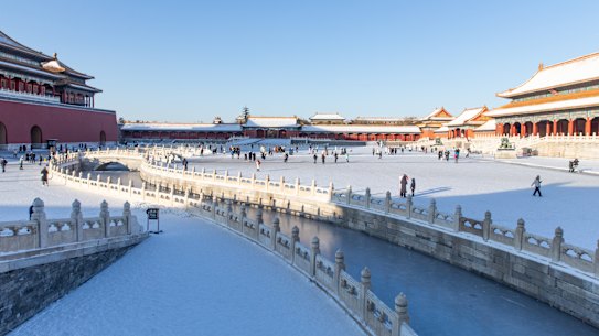 Estava muito frio em Pequim e muitas pessoas, inclusive turistas, estavam doentes quando conheci Emilio.