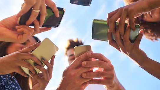 Locating sharing is becoming more and more popular within friendship circles.