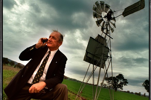 Then-deputy PM Tim Fischer in the middle of nowhere talking to Canberra.