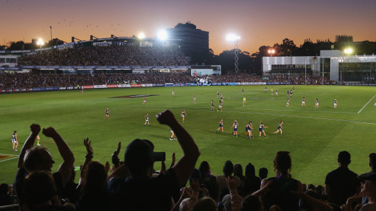 The Carlton Blues and Collingwood Magpies face off at Ikon Park in 2017.