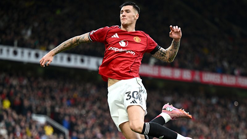 Manchester United wins and Arsenal moves to the top of English Premier League