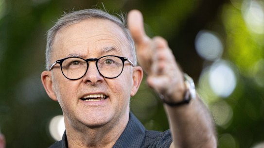 Anthony Albanese is promising almost $1 billion to improve Medicare.