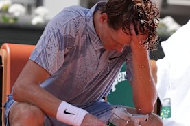 Jannik Sinner tries to cool himself down during a break.