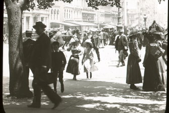 Christmas shopping on Collins Street, 1905. 