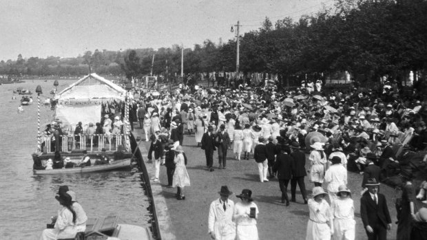 The crowd promenading along south bank of river.