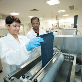 IFM's Dr Amol Patil and Dr Marzieh Parhizkar apply the treatment solution to a fabric sample.