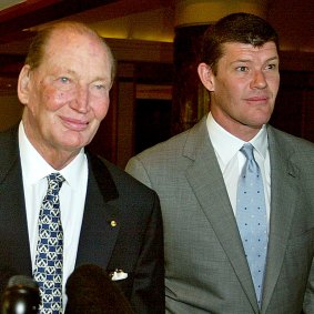 Kerry Packer and son James in 2004.