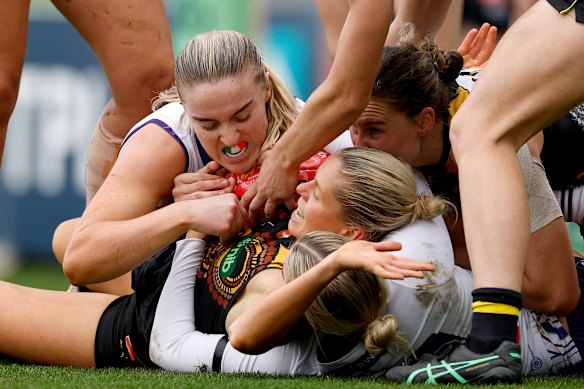Fremantle’s Orlagh Lally and Richmond’s Katie Brennan get better acquainted.