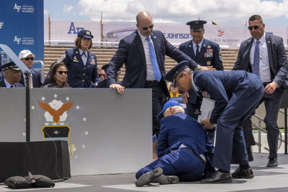 US President Joe Biden falls on stage at the US Air Force Academy.