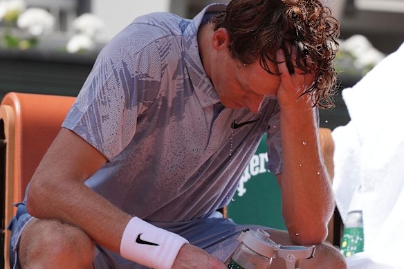 Jannik Sinner tries to cool himself down during a break.