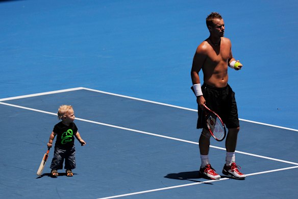 Cruz Hewitt con su padre Lleyton Hewitt durante la práctica del Abierto de Australia en 2010.