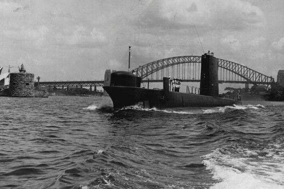 HMAS Otway slips past Fort Denison in 1971.