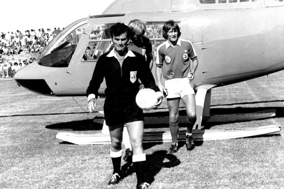 Captains George Harris (St George) and Peter Ollerton (South Melbourne) and the referee Tony Boskovic arrive via helicopter in 1978