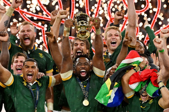 Siya Kolisi lifts The Webb Ellis Cup