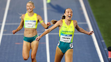 Rose Davies and Jess Hull cross the finish line in the women’s 5000m final.