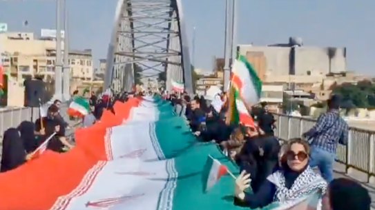 A mídia estatal iraniana transmitiu imagens de pessoas supostamente reunidas em alvos potenciais, incluindo a Ponte Branca de Ahvaz, no sul do Irã.