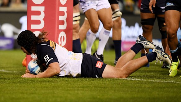 Lachlan Lonergan scores for the Brumbies.